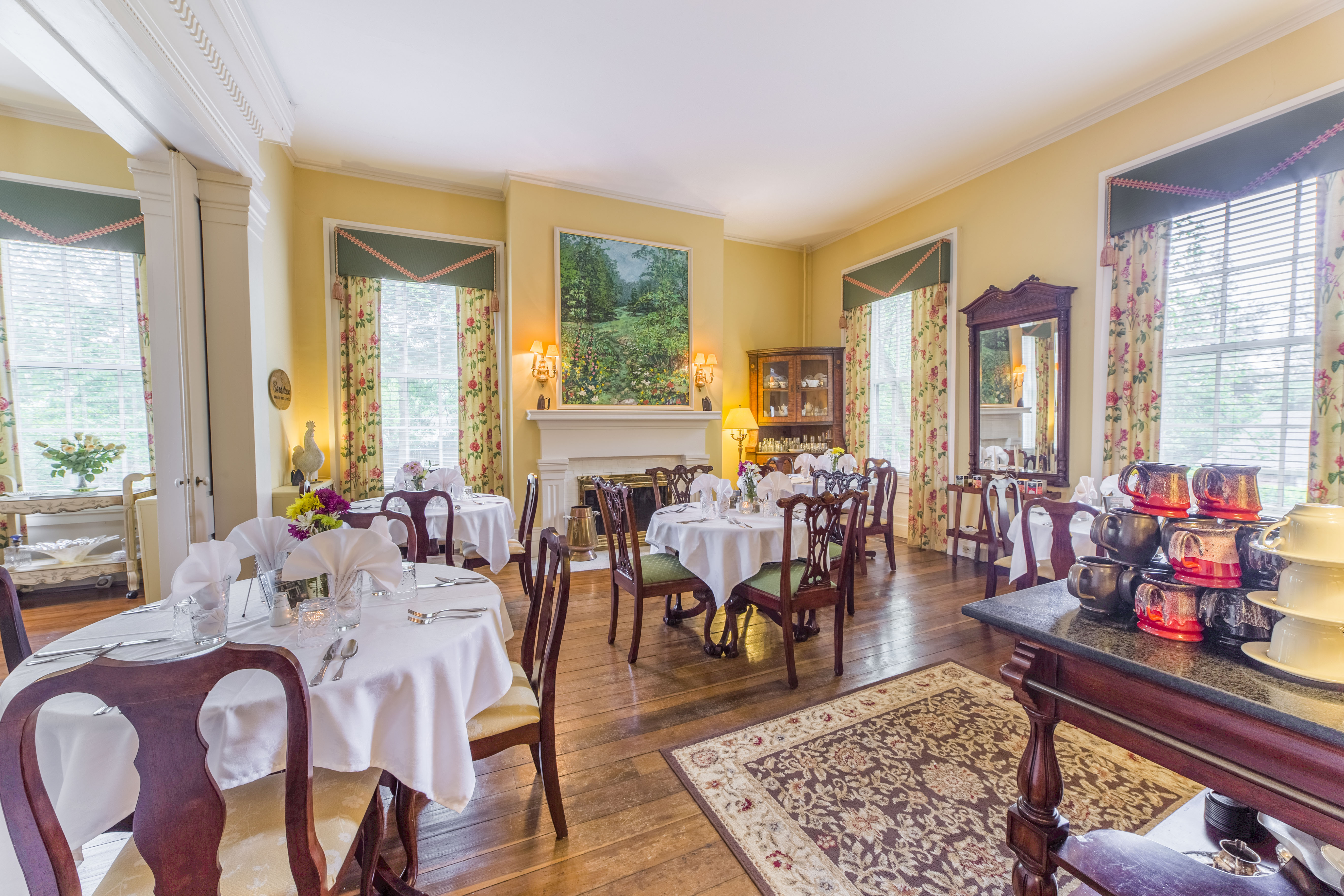 photo of dining room at Bourbon Manor
