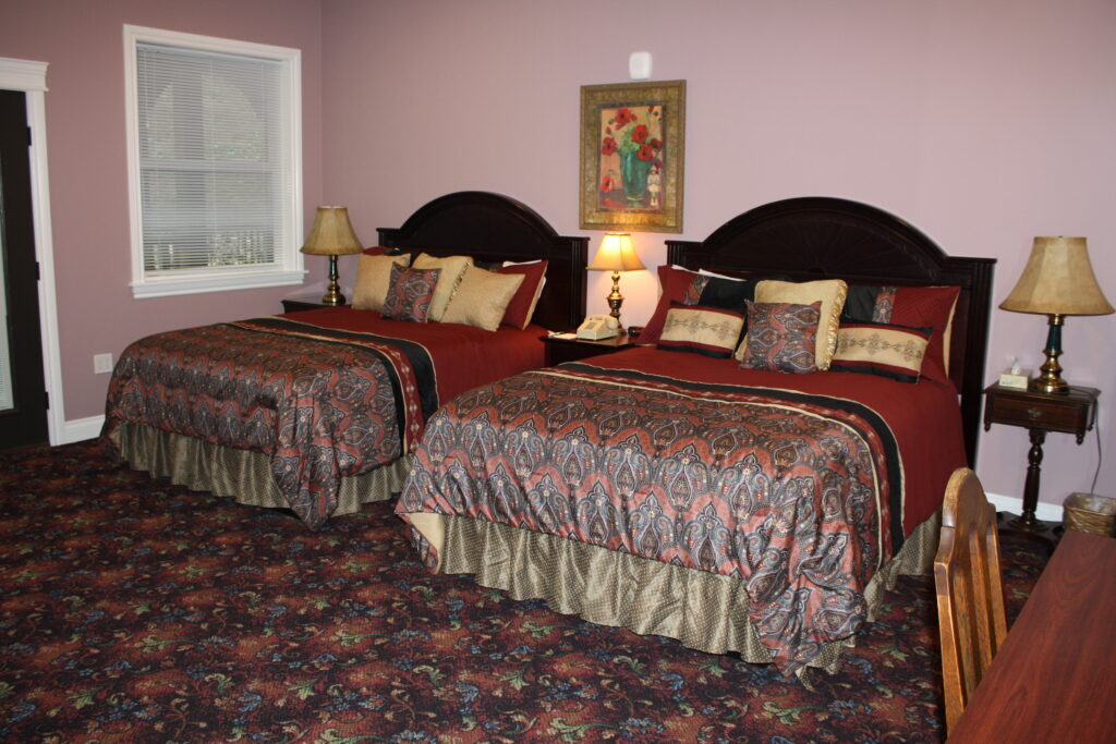 Elegant Hearthstone Lodge - bedroom