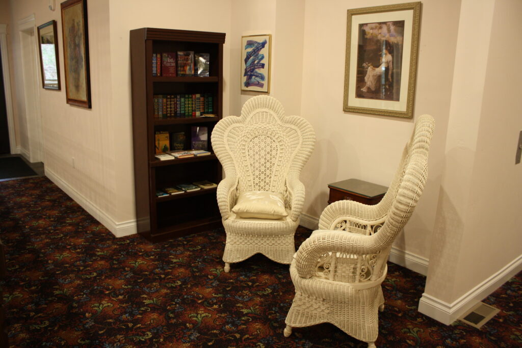 Elegant Hearthstone Lodge - seating area