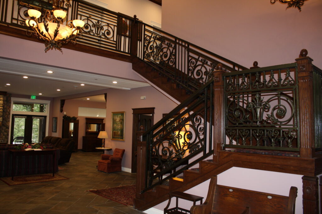 Elegant Hearthstone Lodge - staircase