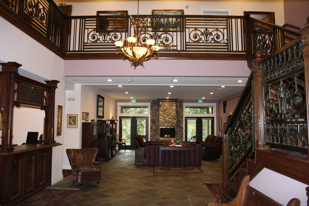 Elegant Hearthstone Lodge - lobby