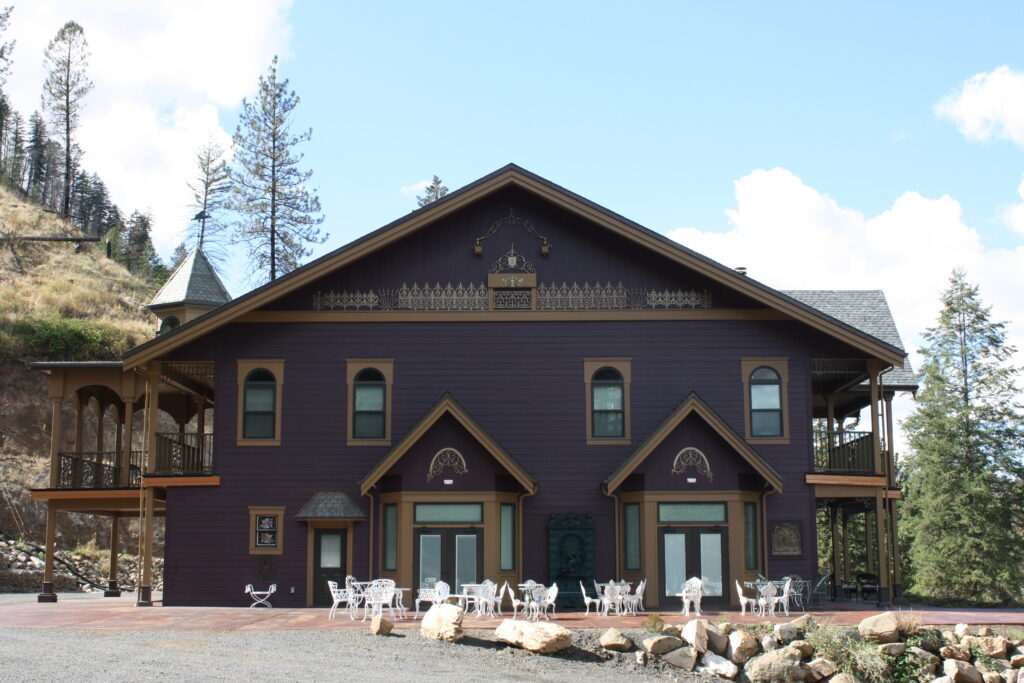 Elegant Hearthstone Lodge - exterior