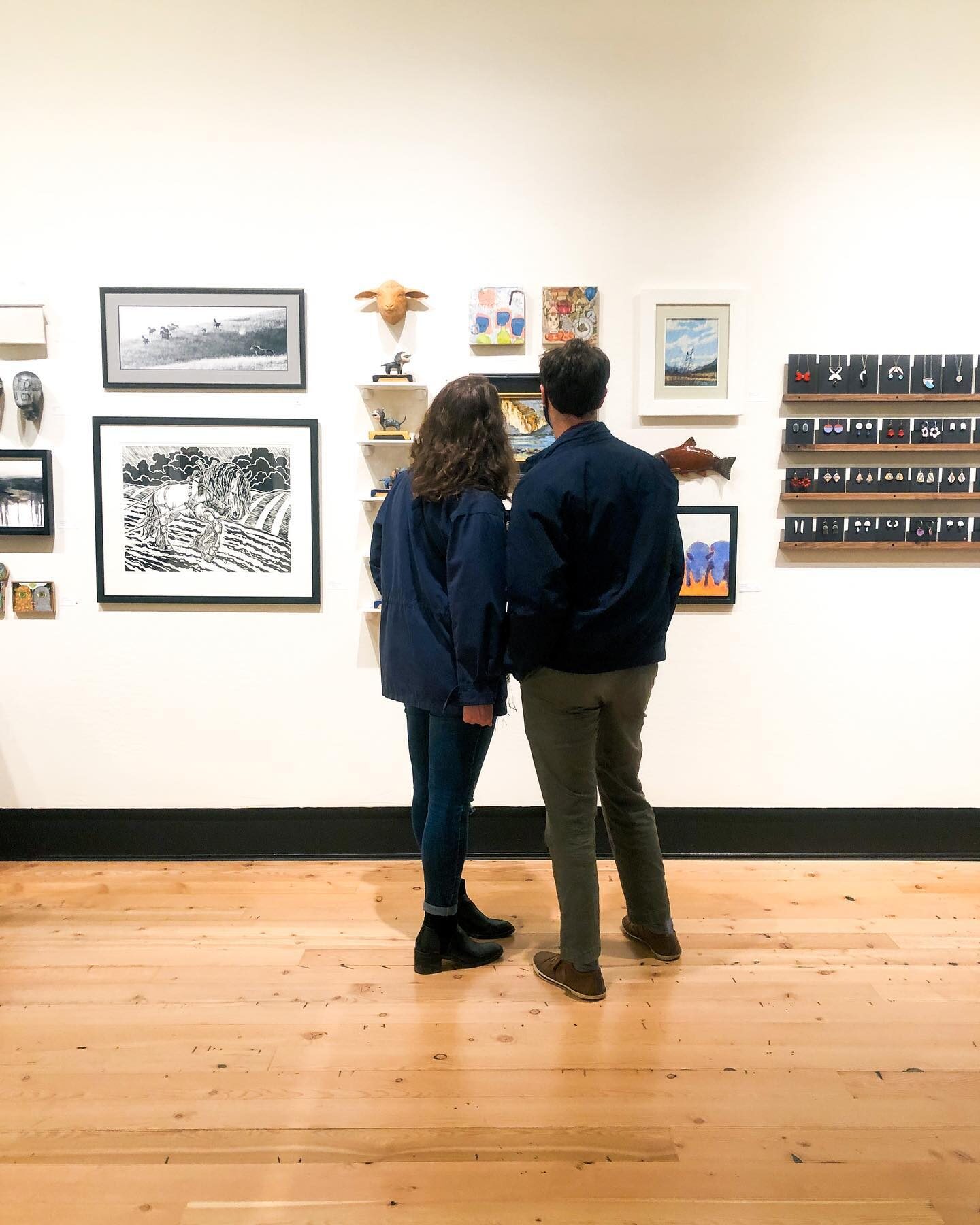 A couple admiring artwork at Radius Gallery along the Lewis and Clark Historic Trail