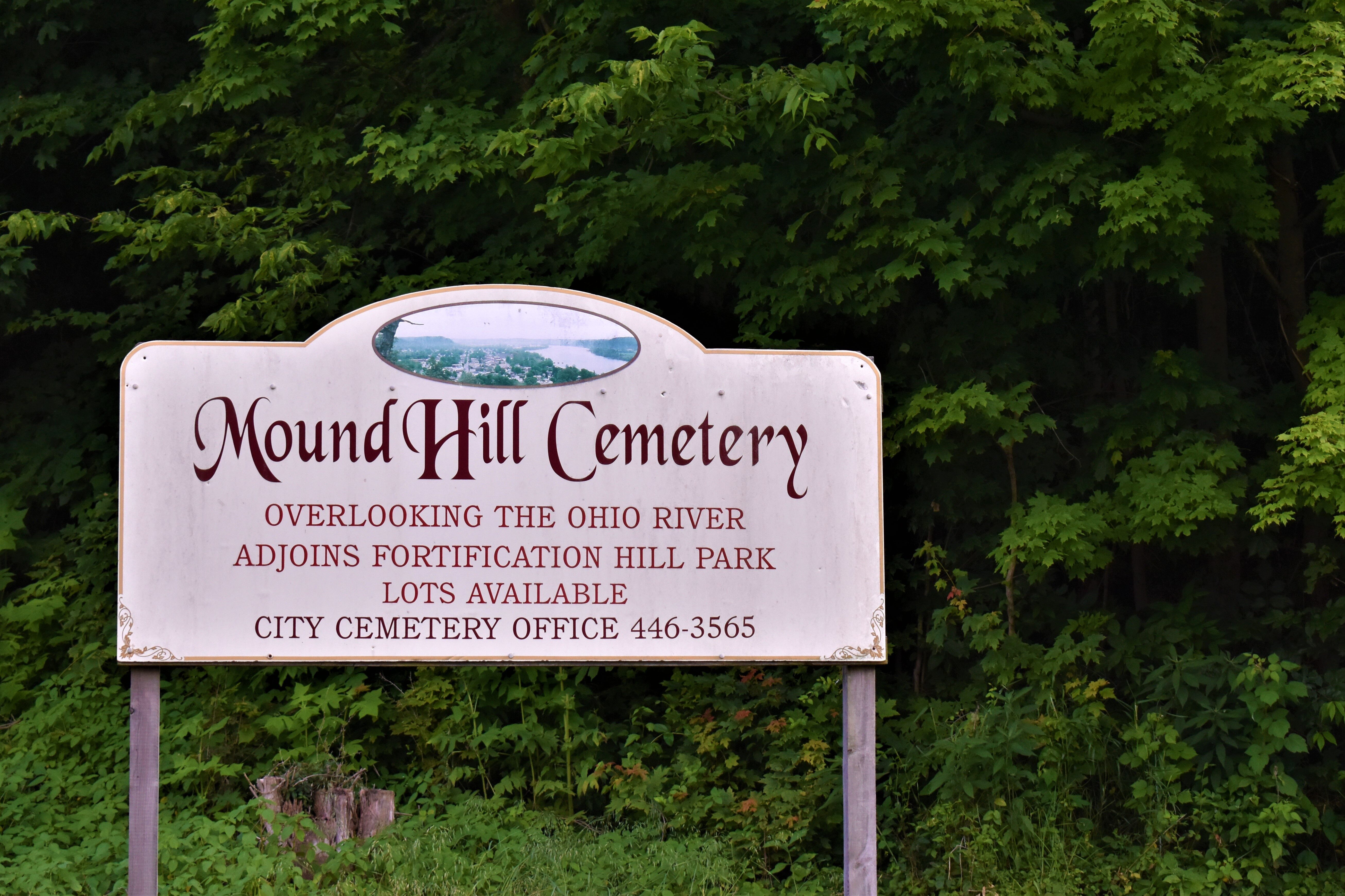 Sign at the entrance to the cemetery.